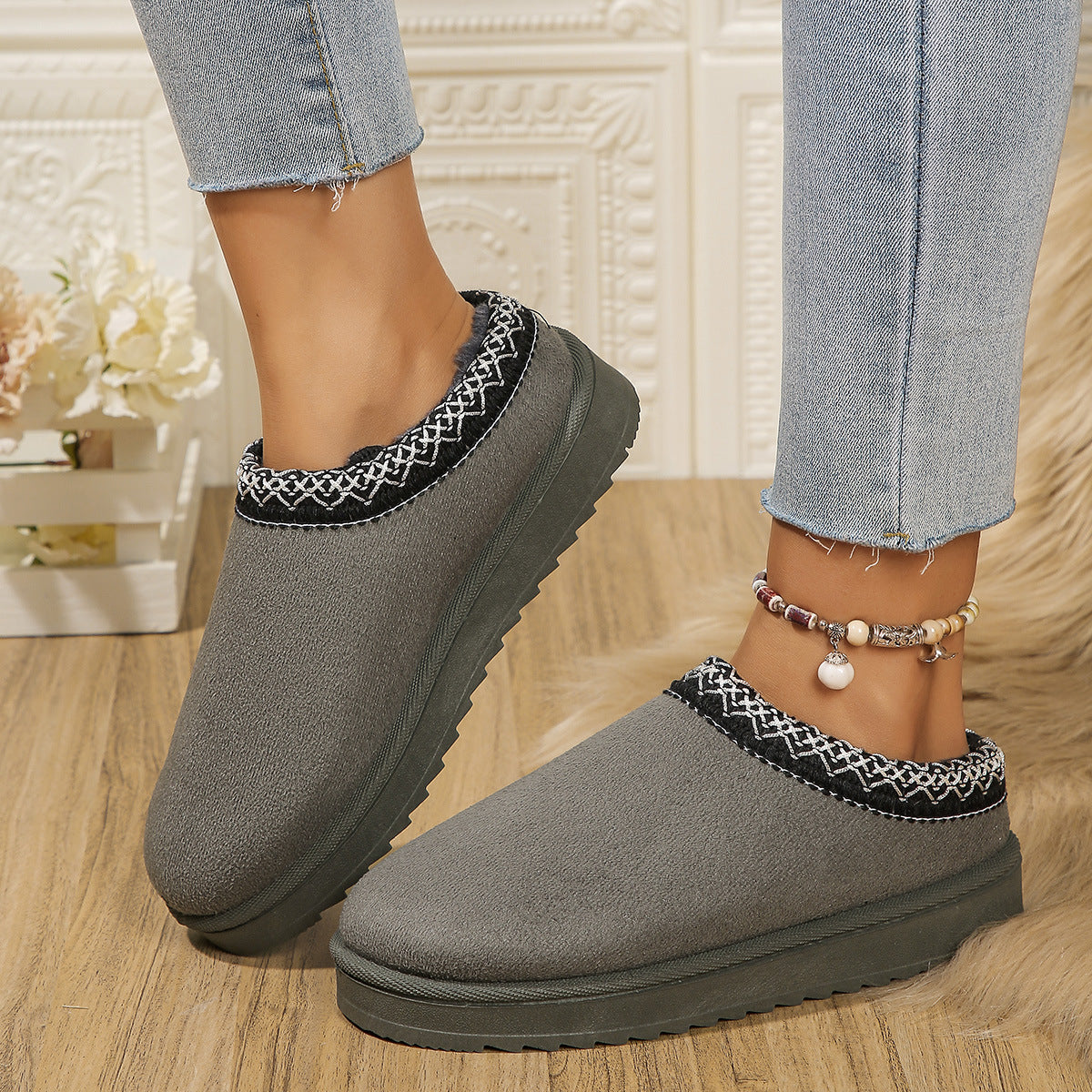 Thickened plush slippers