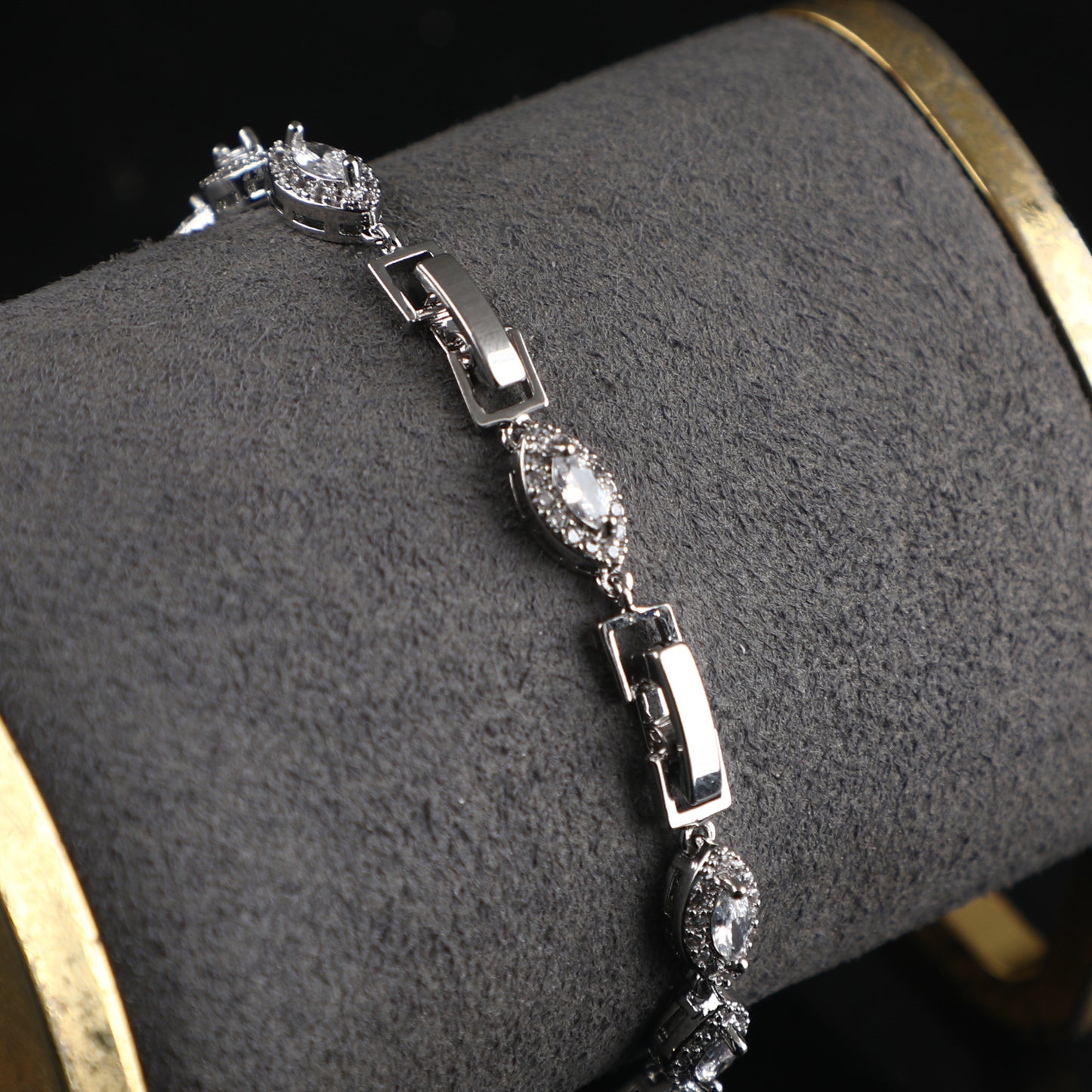 Simple and elegant zircon bracelet