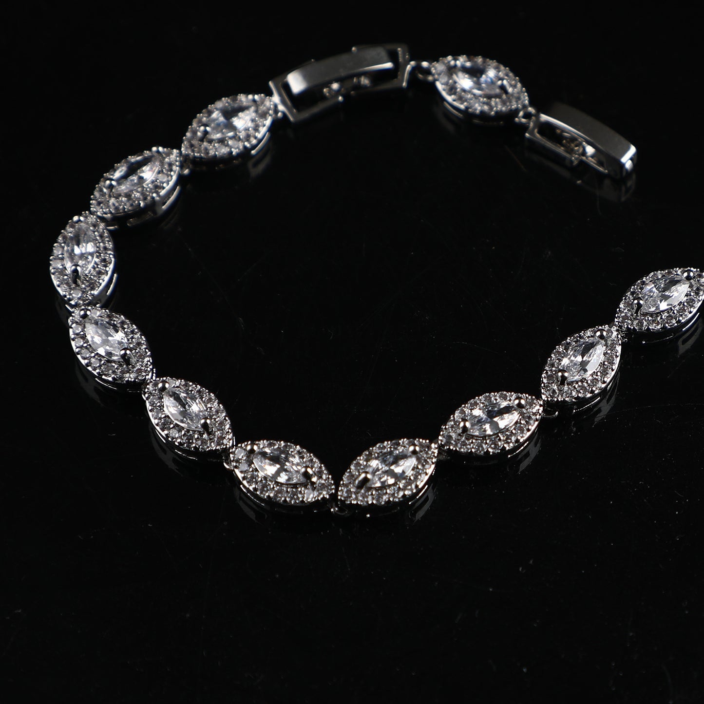 Simple and elegant zircon bracelet