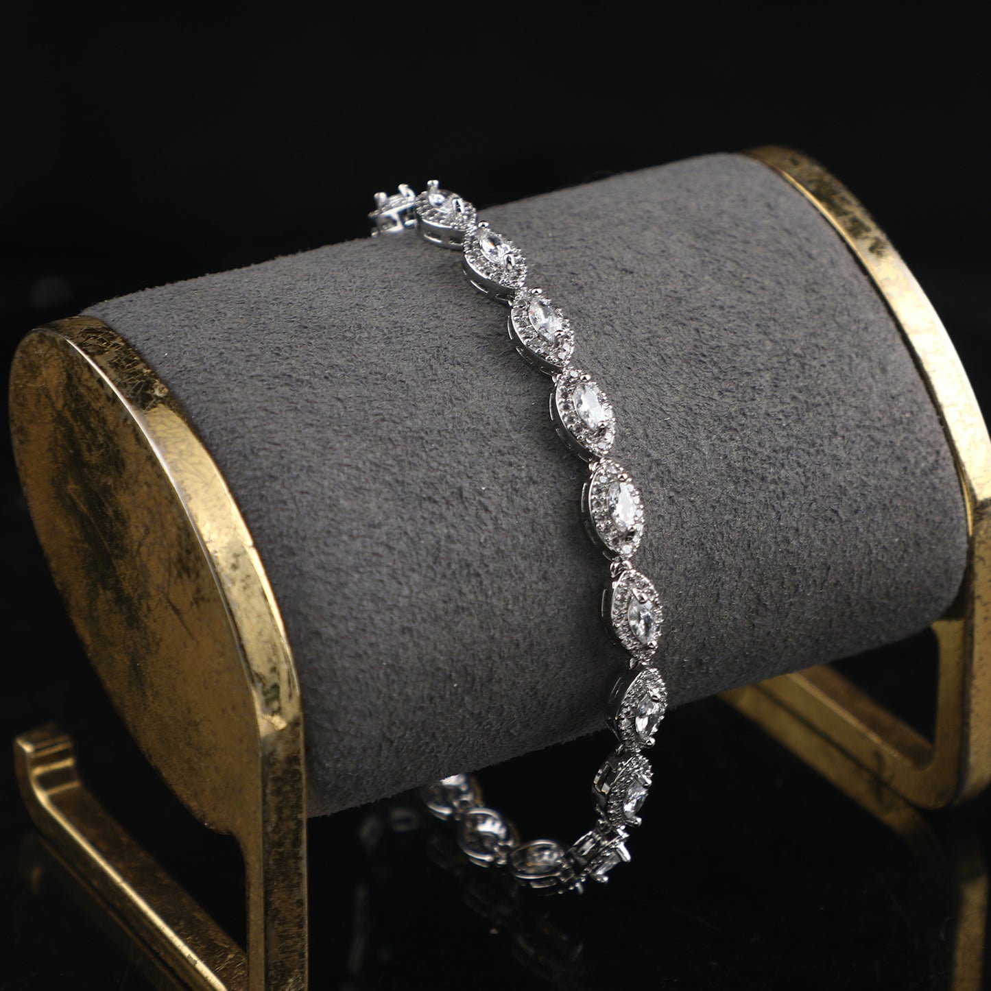 Simple and elegant zircon bracelet