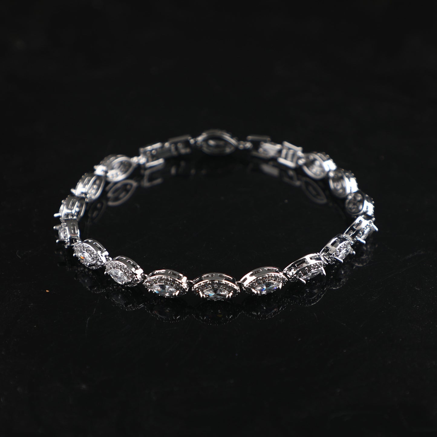 Simple and elegant zircon bracelet