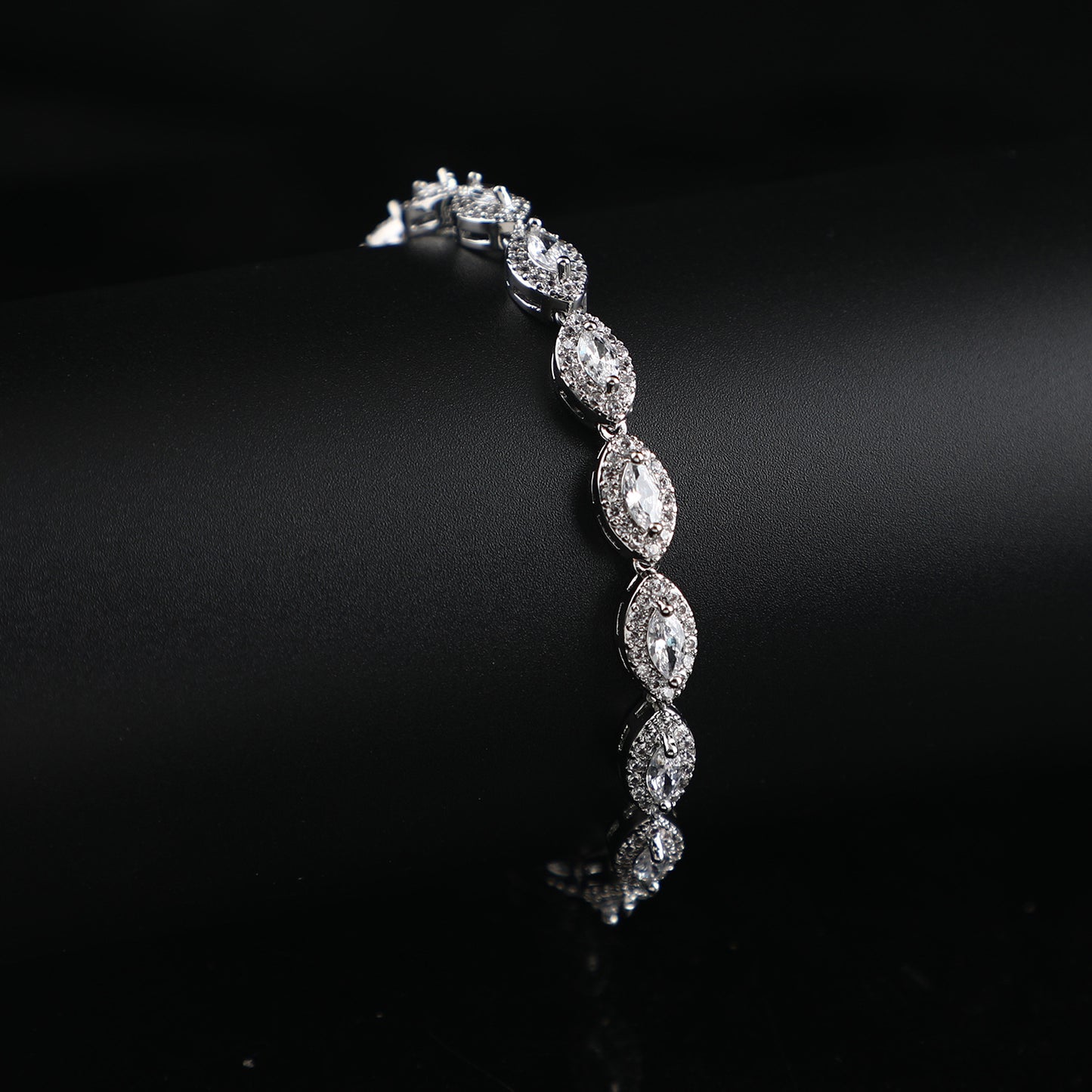 Simple and elegant zircon bracelet